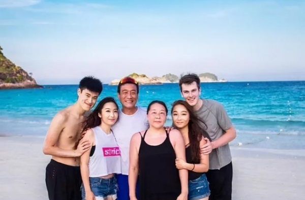 梁家辉全家海边游玩，两位女婿一个抱一个，比臂力外国女婿败下阵
