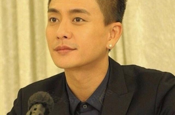 暧昧！TVB小花陈滢节目上伸舌头亲黄宗泽头像，更不介意其口水