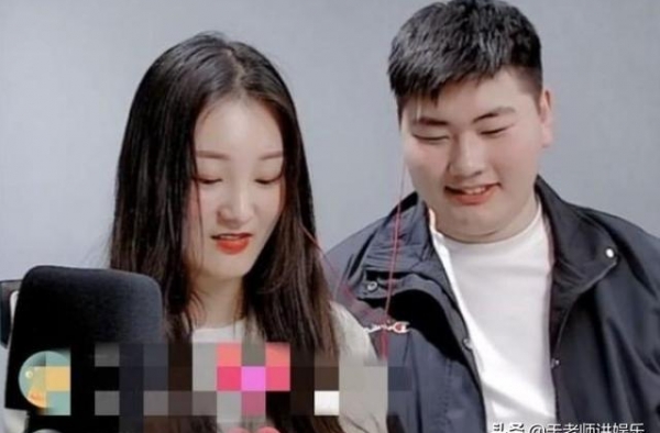 大衣哥儿子媳妇直播里秀恩爱，一天赚十几万，已在县城买了别墅