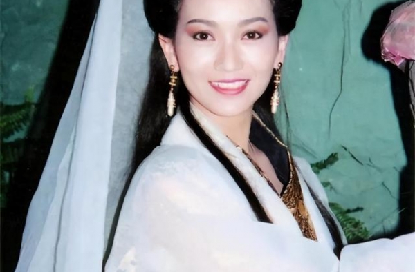 65岁赵雅芝仙气依旧！穿露肩裙演绎冻龄女神，丝毫看不出年纪