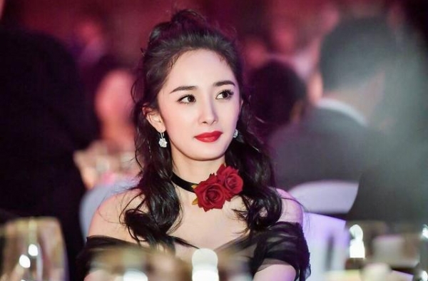 杨幂生图太车祸？眼部凹陷脸部线条不流畅，法令纹难掩老了好几岁