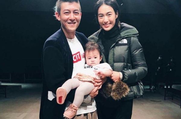 40岁陈冠希近照！留光头穿大红裤爬山，面容憔悴不如曾经潇洒