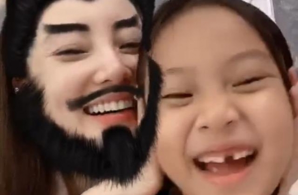 甜馨8岁生日写真太美！李小璐贾乃亮留言祝贺女儿，尽显多年默契