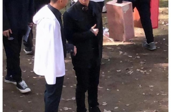孙红雷张艺兴现场拍戏，肤白貌美像同龄人！网友：颜王整容了吗