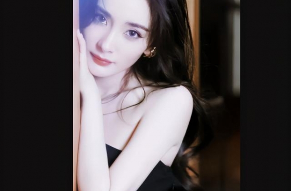 杨幂生图被嘲脸垮仪态差，网友：修修补补又三年？
