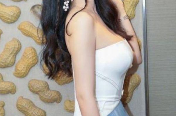 柳岩性感女神的代言人，走保守路线的她更亮眼，爱了爱了，超级美