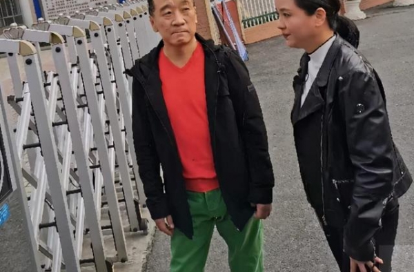 61岁刘亚津近照曝光，曾6登春晚住8㎡小屋，结婚34年太幸福