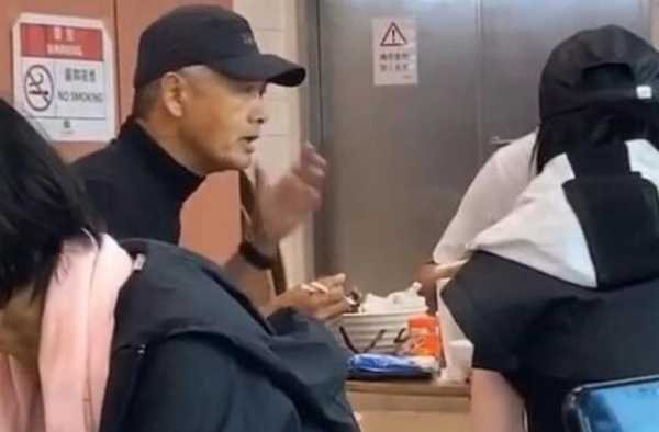 周润发苗侨伟街头吃早餐，旁人淡定自若，这才是和明星的相处之道