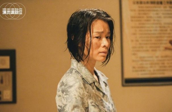 胡杏儿首次携子走机场，她穿棉服儿子穿秋衣秋裤，侧颜下巴太尖了