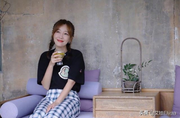 薛佳凝真是女＂土豪＂，穿衬衫挎小包开飞机上天，单身变得更潇洒