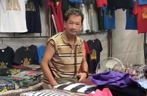 66岁“黄金男配”廖启智竟落魄到摆摊卖衣服 网友：实力派