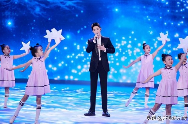 央视重阳晚会，肖战演唱《夜空中最亮的星》，歌词内容有深意