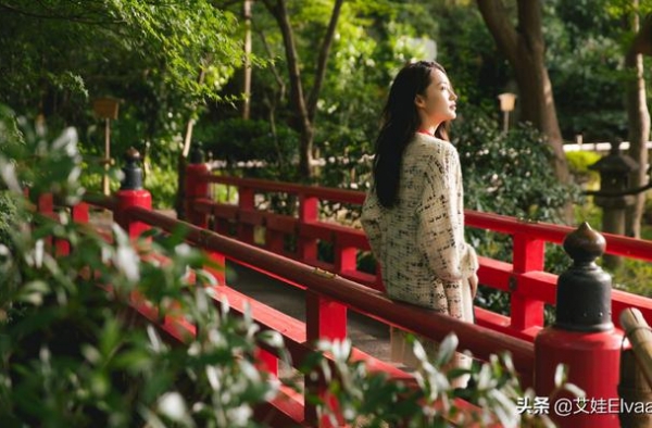 29岁李沁身材好丰满，罕见紧身打底衫旅行，这打扮美得认不出