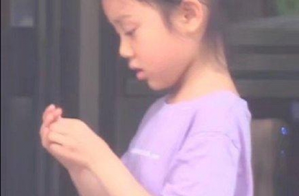 贾乃亮带甜馨与爷爷奶奶吃饭，离开时难舍难分，甜馨表现让人心疼