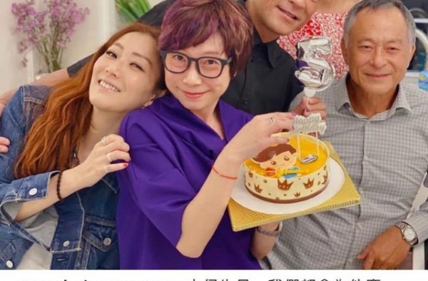 郑秀文杜琪峰晒合照为古天乐补过50大寿，古仔对镜微笑害羞腼腆