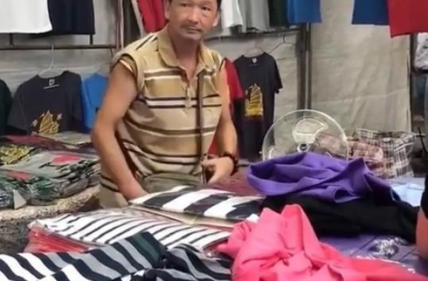 66岁老戏骨当街摆摊卖衣服，满脸落魄背后真相难与人言
