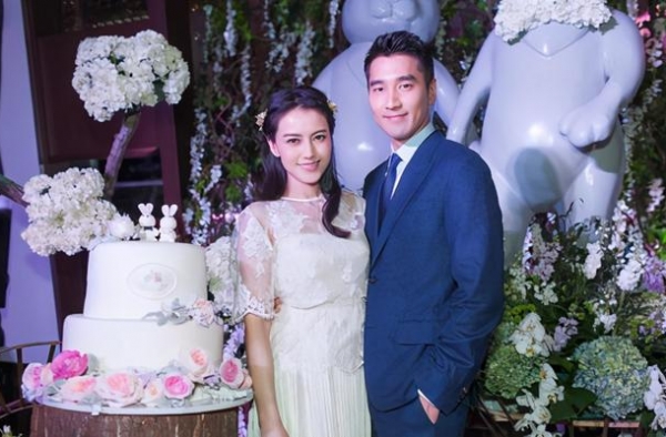 高圆圆女儿近照曝光，眼睛部分像妈妈！赵又廷酒店迎接老婆似小孩