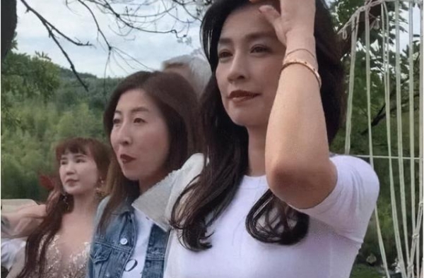 张庭“无痕衣”火了，她抬起胳膊那刻，网友，这是48岁的身材
