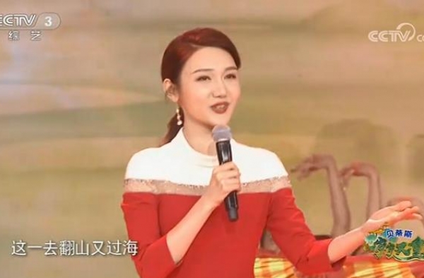 龙洋：重阳晚会不仅主持还唱歌演小品，力压央视其他女主持成一姐