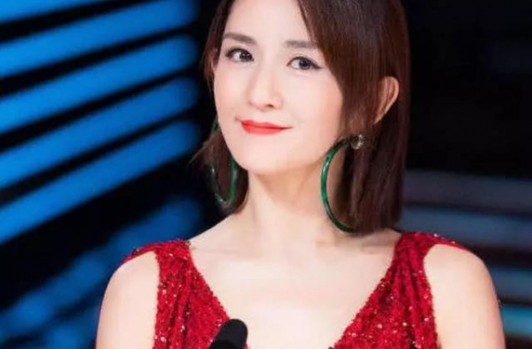 谢娜疑怀二胎，素颜出席活动着装简单，全程被保安围着何炅也护着