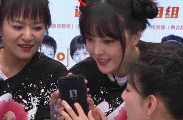 王思聪与绯闻女友不避嫌，女方被逗得满脸红晕，亲密举动多次被拍