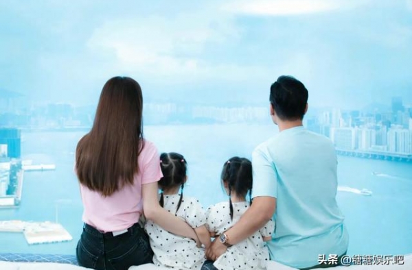 熊黛林一家四口背影照，庆祝结婚4周年，身材依旧火辣
