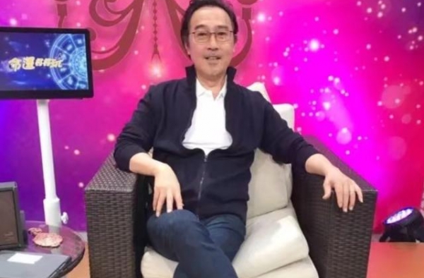 高圆圆公公透露孙女近况，抓周拿到麦克风，长相酷似爸爸赵又廷