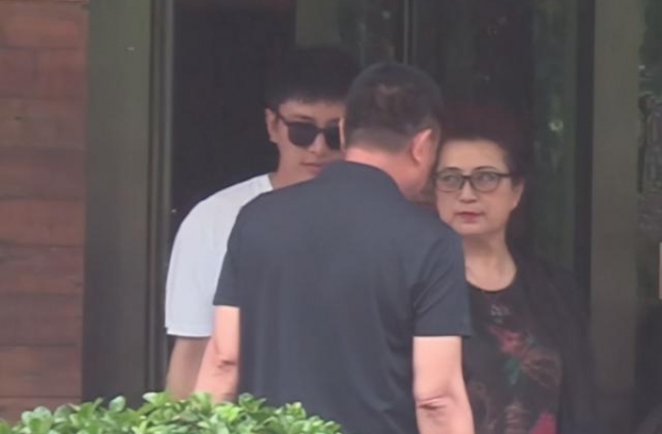 奶奶搂着甜馨不舍她走，一头红发妆容精致，颜值超高贾乃亮太像她