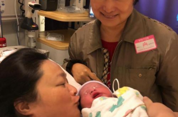 吴宇森升级当外公 未婚大女儿试管怀孕得混血女娃