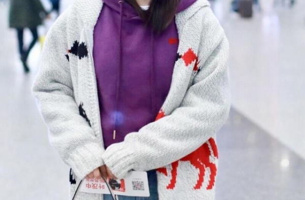 李沁都可以去做穿搭博主了，毛衣外套内搭紫色卫衣，美出新高度
