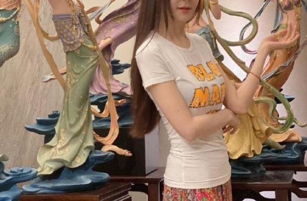 51岁萧蔷还在逞强，刻意凹少女造型，光看手就知道老了