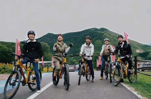 央视名嘴齐聚户外拍大片 网友：北大保送生误入广院团建