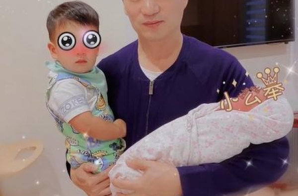 40岁安以轩生下二胎，老公身家过百亿，去年生一胎获赠5亿豪宅