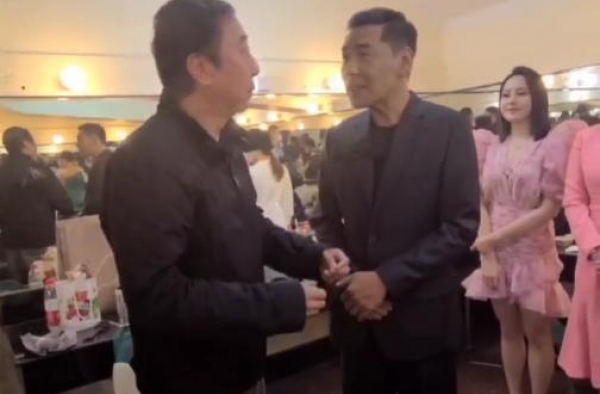 屠洪刚遭冯巩爆料显窘态，曾因嗓子不适找代唱，还被指假唱穿帮？