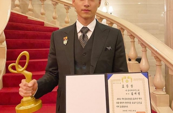 玄彬拿奖了，单身赴会身边没有女主角，38岁再次迫降亚洲粉丝心