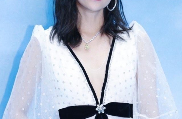 章子怡产子后亮相品牌活动，深V纱裙秀好身材美丽大方