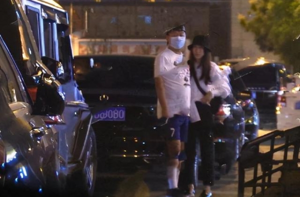 陈羽凡和小18岁女友街头闹别扭，2次甩开女友，情感状态引堪忧