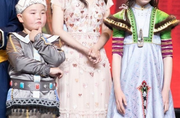 172乔欣和166李沁，撞衫同款仙女裙，真不是腿长就能赢