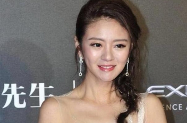 安以轩官宣二胎生女，丈夫抱娃显“老成”，网友：豪门产子奖励多