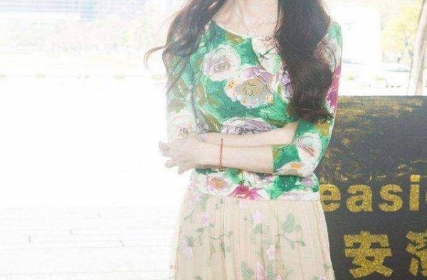 萧蔷52岁还是个大美女，海浪卷长发配花裙子，不俗反而美得高级