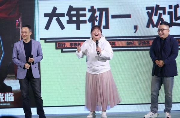贾玲携新片亮相，薄纱裙配卫衣肚子太圆了，画报动作妖娆沈腾扮帅
