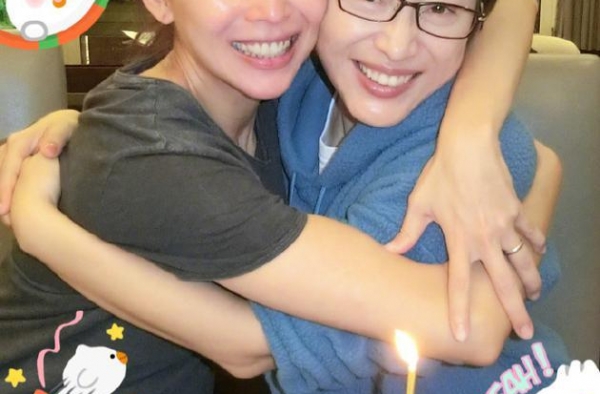 蔡少芬晒照为陈法蓉庆生，塑料姐妹团都崩了，港普F4却屹立不倒