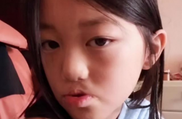李嫣终于又晒正脸照！她嘴巴和普通孩子一样了，染回黑发倍显乖巧