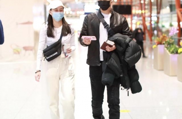 窦骁和女友何超莲罕见同框，两人一黑一白超般配