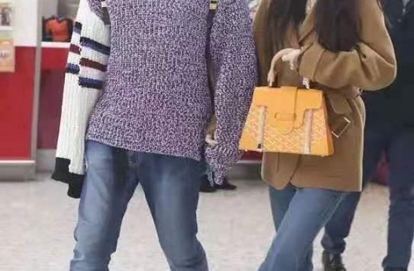 霍思燕夫妻走机场，她穿毛呢外套牛仔裤显瘦，杜江彩色毛衣更抢镜