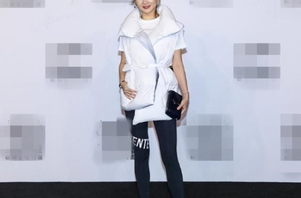 张艺谋小31岁娇妻近照曝光，19岁辍学生子，如今成阔太太