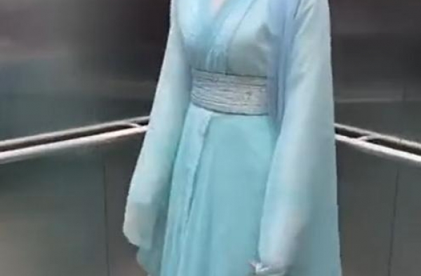 33岁唐艺昕产后综艺首秀！细腰长腿身材恢复太好，不像已当妈
