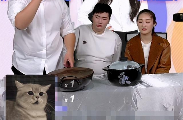 大衣哥儿子儿媳直播首秀，全程木讷像个路人，网友：洗洗睡吧