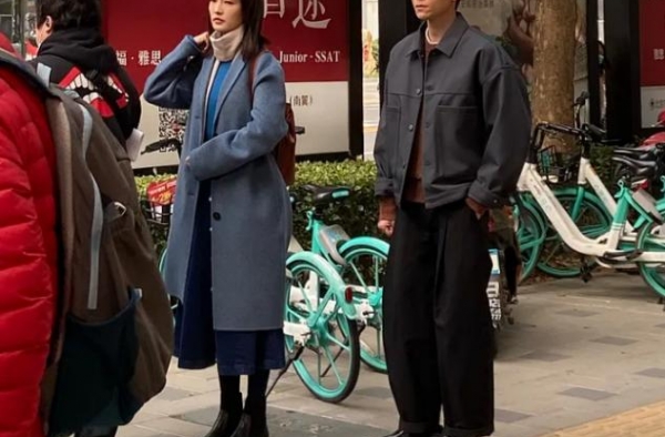 张一山路透曝光，造型憔悴被嘲像50？身边李沁笑容甜美状态好