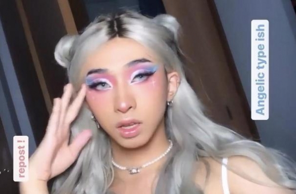 伊能静儿子再穿女装，戴假发浓妆艳抹，动作妖娆十足
